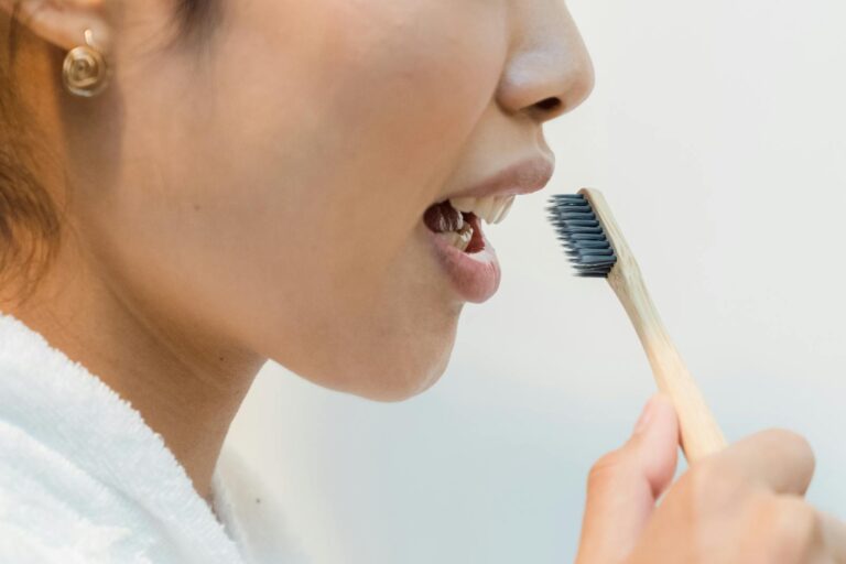 Visual guide explaining how to tell if you have bad breath even if others don’t mention it.