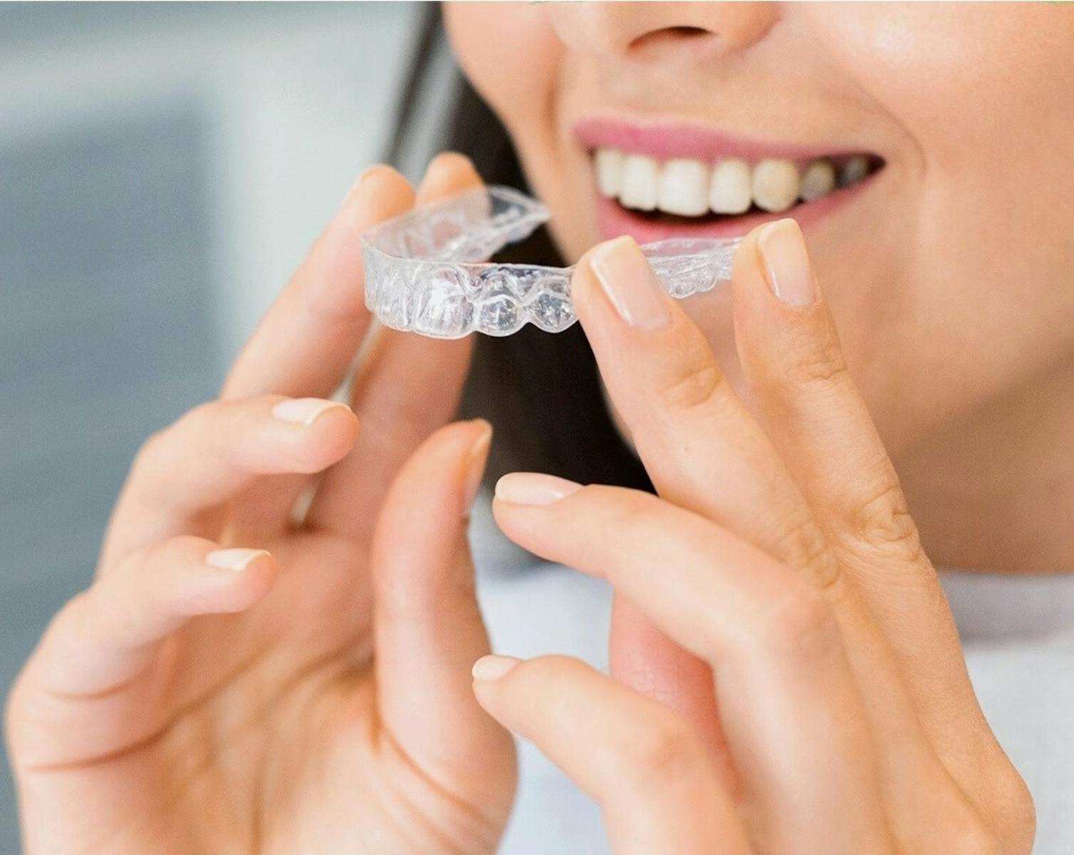 Illustration comparing metal braces and Invisalign, showing the option to switch mid-treatment.