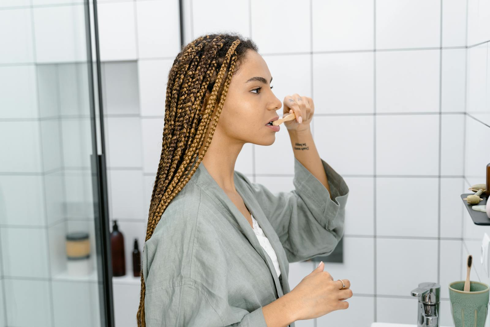 Bleeding gums while brushing teeth – gingivitis symptom